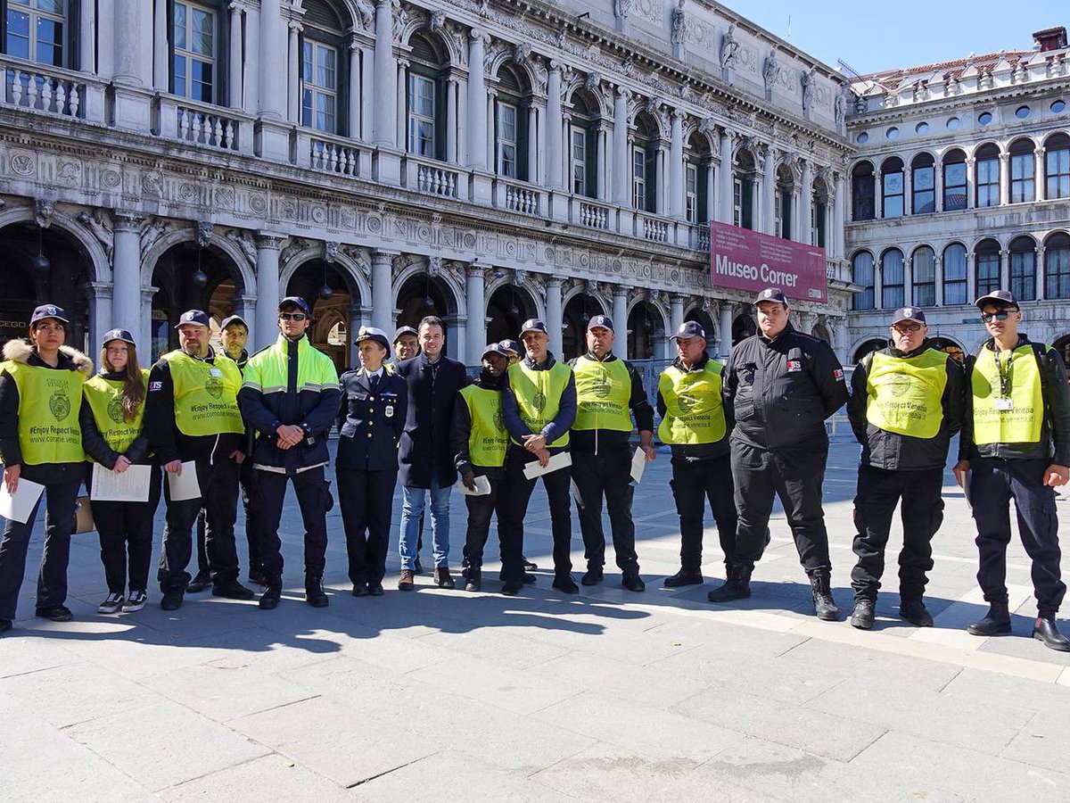 #VENEZIA🔸Da oggi tornano in servizio i Guardians a San Marco e Rialto!

Un servizio a supporto del turista e a tutela del decoro della Città.

Undici operatori che saranno in costante collegamento con la Polizia Locale e la Smart Control Room.

Buon lavoro💪🏻
#EnjoyRespectVenezia