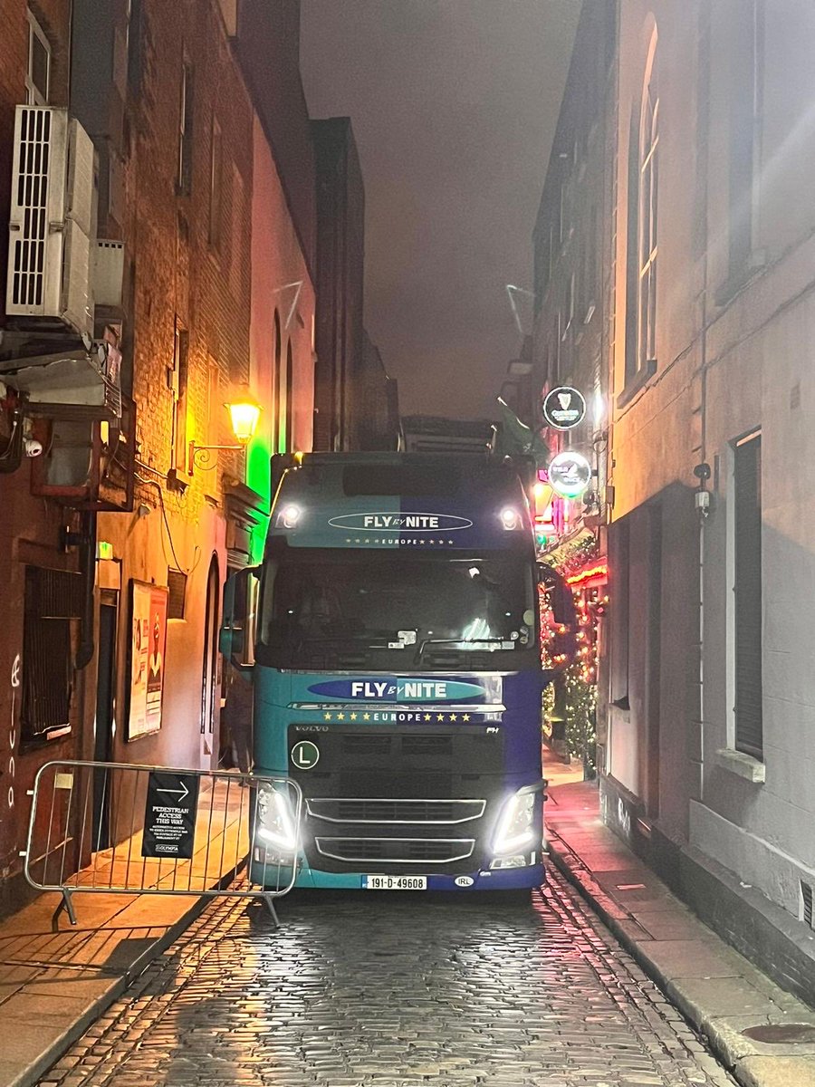 FlybyNite_HQ's tweet photo. Olympia Dublin with Razorlite #flybynite #razorlite #gigs #ontour #trucks #trucking @VolvoTrucks @VolvoTrucksUK https://t.co/Q3LkTabb8U