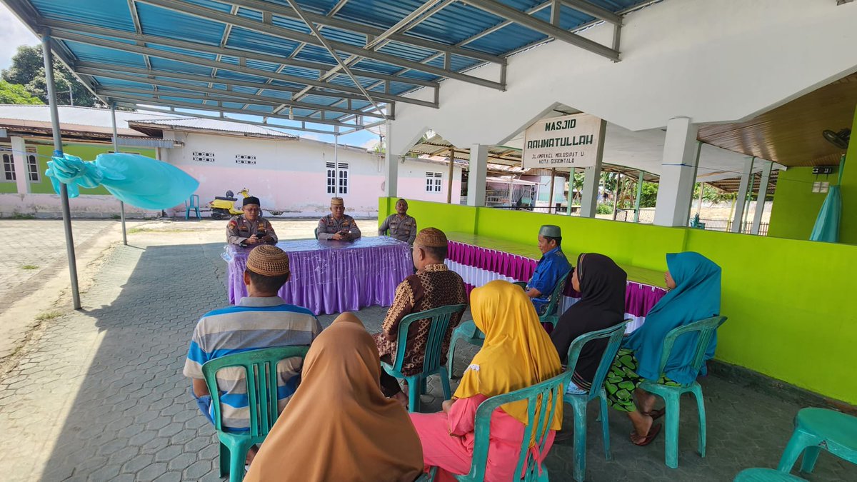 YofitZola's tweet photo. Melaksanakan Kegiatan Jum'at Curhat DiPimpin Langsung Oleh Bpk Kapolsek Kota Utara Bersama Anggota Polsek Utara Yg Bertempat Di Wil Jl Ampi Kel Molosipat U Kec Sipatana Kota Gorontalo https://t.co/v08I7OkscS