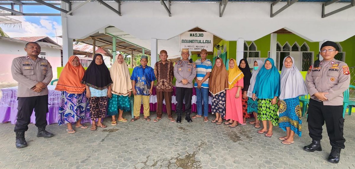 YofitZola's tweet photo. Melaksanakan Kegiatan Jum'at Curhat DiPimpin Langsung Oleh Bpk Kapolsek Kota Utara Bersama Anggota Polsek Utara Yg Bertempat Di Wil Jl Ampi Kel Molosipat U Kec Sipatana Kota Gorontalo https://t.co/v08I7OkscS