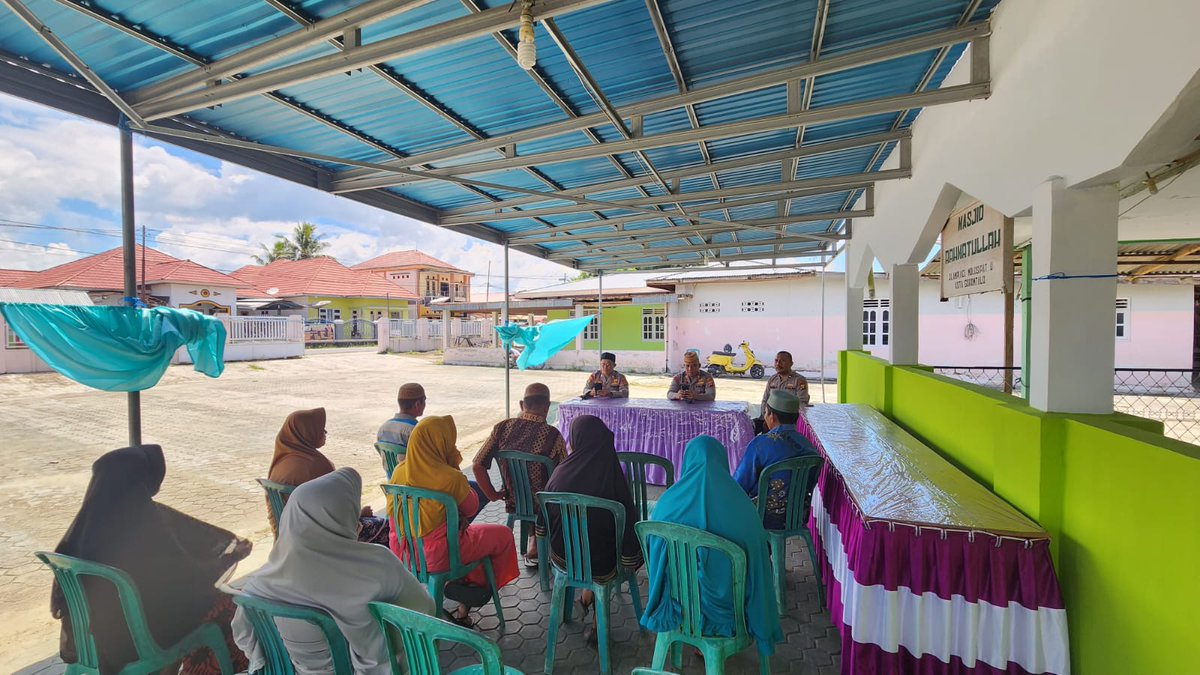 YofitZola's tweet photo. Melaksanakan Kegiatan Jum'at Curhat DiPimpin Langsung Oleh Bpk Kapolsek Kota Utara Bersama Anggota Polsek Utara Yg Bertempat Di Wil Jl Ampi Kel Molosipat U Kec Sipatana Kota Gorontalo https://t.co/v08I7OkscS