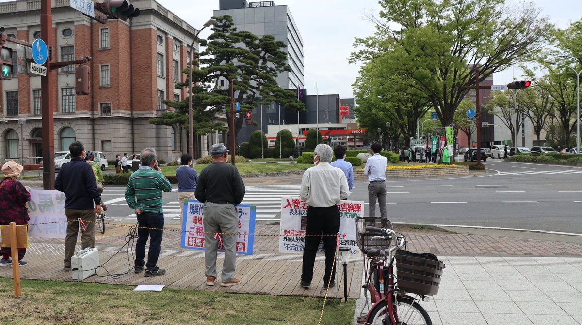 Pn9Mss's tweet photo. 朝鮮人追悼碑の撤去に反対する地元市民らの抗議アクションに参加。対岸では選挙中の自民党の県議候補が外国人労働者との多分化共生を口にしていたが、死者へのリスペクトも出来ない自民党が何を言ってるのか💢 https://t.co/gKN4Ts4jIo