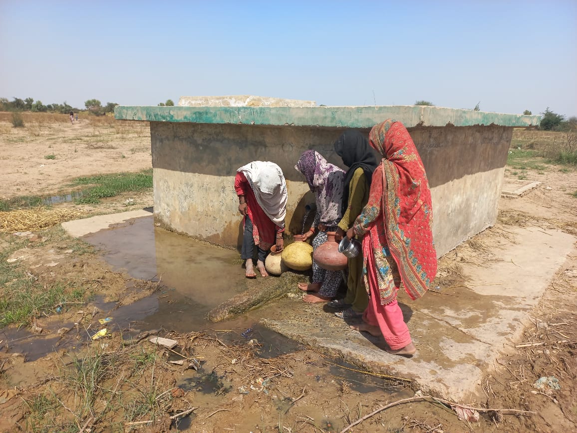 Happy to see women from village Gara Mula Dad, district DIKhan collecting water from the drinking water scheme constructed in 2016 by <a href="/HelvetasP/">Helvetas Pakistan</a> with financial assistance of <a href="/SwissDevCoop/">Swiss Development and Cooperation</a> in W4L project. It benefits 60+ HHs. 
<a href="/HelvetasCH/">Helvetas Schweiz</a>