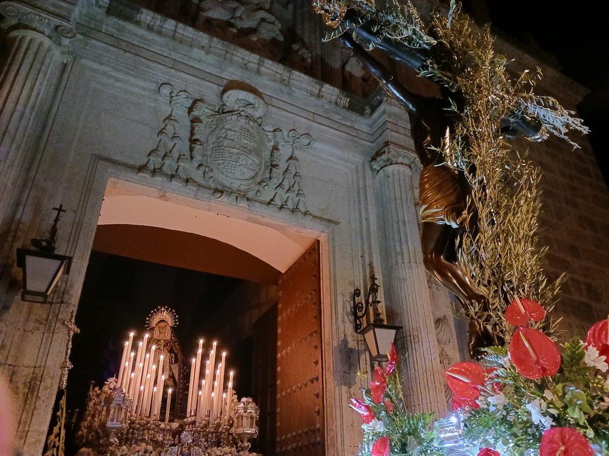 SOLEDAD I VIERNES SANTO

La Soledad junto al Santísimo Cristo de la Escucha en la madrugada del Viernes Santo.

Una Almería de siglos en La Soledad y el Cristo de la Escucha.