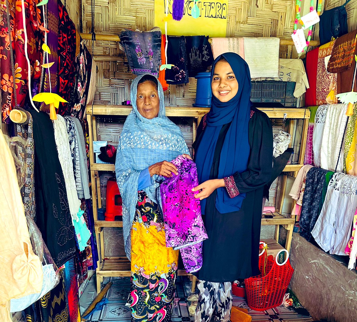RahiKhushi1's tweet photo. "Empowering women is the key to building strong and resilient communities! So proud to see these inspiring Rohingya women taking charge of their livelihood projects.
More support for women is essential in the refugee camps.
#womenempowerment #Rohingya #livelihoodprojects 📸👩🌾 https://t.co/CCpLqcSXVA