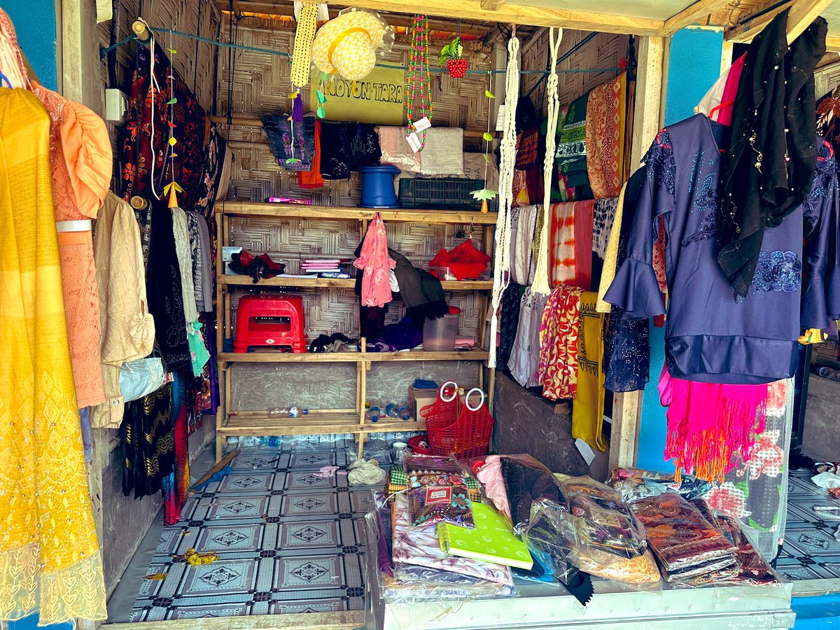 RahiKhushi1's tweet photo. "Empowering women is the key to building strong and resilient communities! So proud to see these inspiring Rohingya women taking charge of their livelihood projects.
More support for women is essential in the refugee camps.
#womenempowerment #Rohingya #livelihoodprojects 📸👩🌾 https://t.co/CCpLqcSXVA