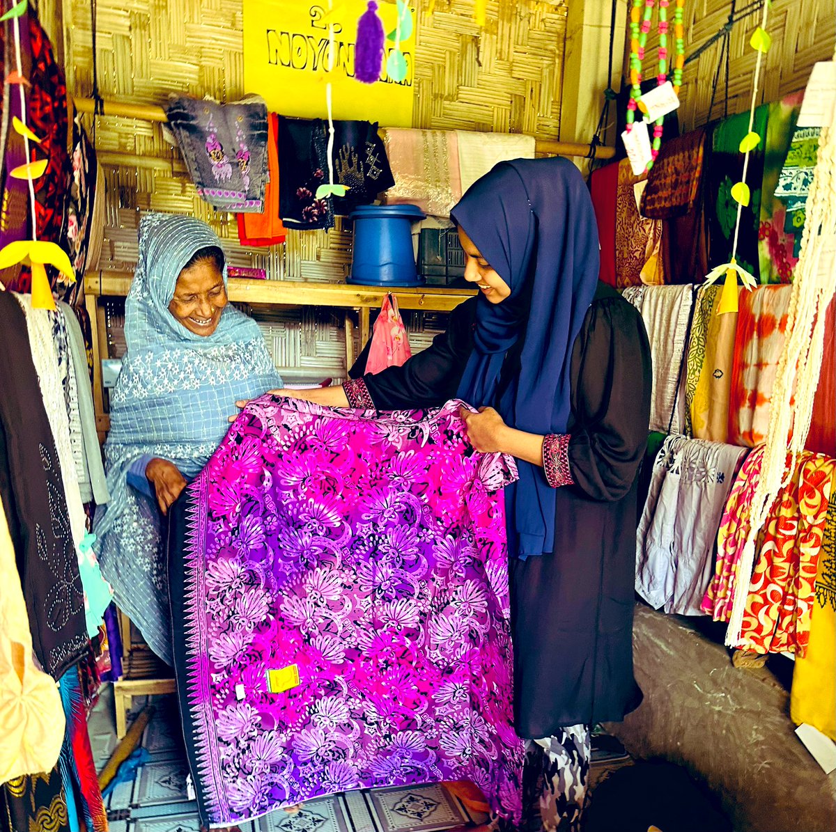 RahiKhushi1's tweet photo. "Empowering women is the key to building strong and resilient communities! So proud to see these inspiring Rohingya women taking charge of their livelihood projects.
More support for women is essential in the refugee camps.
#womenempowerment #Rohingya #livelihoodprojects 📸👩🌾 https://t.co/CCpLqcSXVA