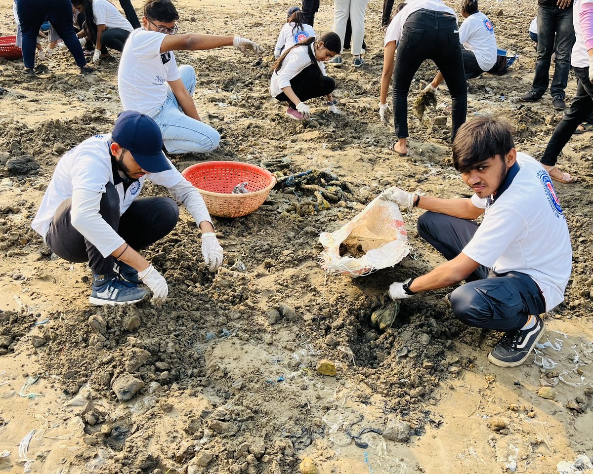 More than 271 volunteers participated in the cleanliness drive carried out at Manori Beach and removed more than 15000 kg of garbage including plastic, mix waste & other waste.

#ForFutureIndiaTeam #MBMC #SwachhSurvekshan2023 #BeachCleanups #HarshadDhage