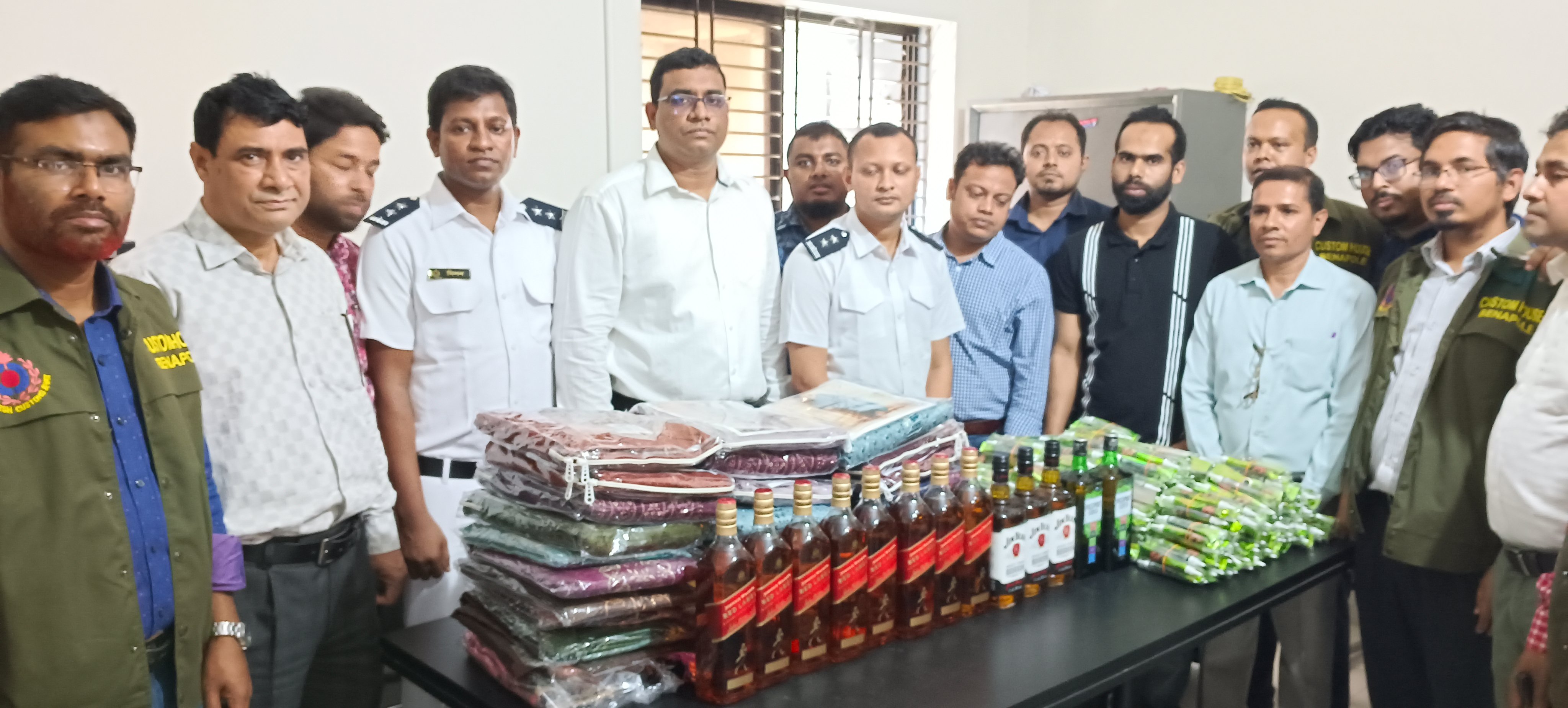 খুলনা-কোলকাতা ট্রেনে যৌথ বাহিনীর অভিযানে বিদেশী মদসহ বিপুল পরিমাণ ভারতীয় পণ্য জব্দ