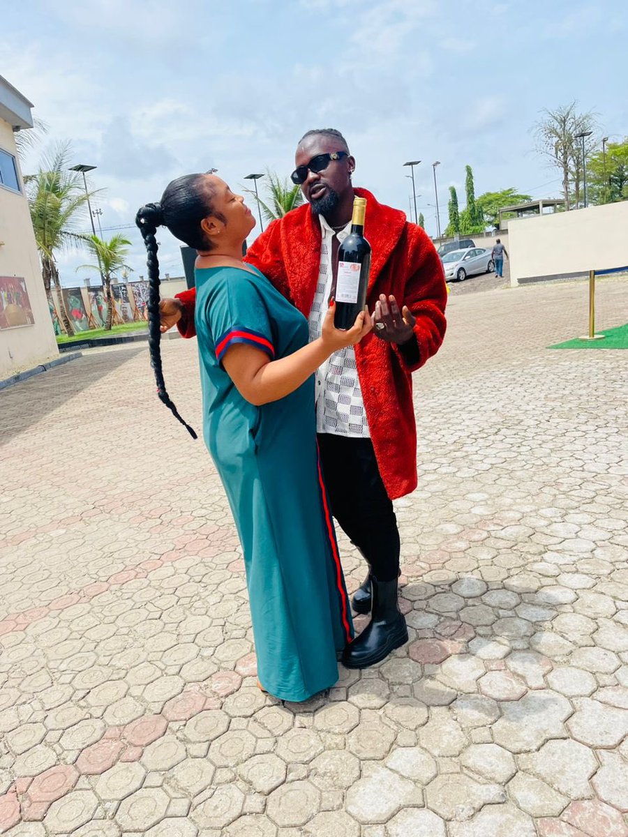 MussOfficial1's tweet photo. My @lyonga_darling and @MussOfficial1 wishing you a great weekend Mussians. Keep guessing my song title in the comments section!
#muss #otiaproductions #newera #newsonlaoading https://t.co/iokBIQglcX
