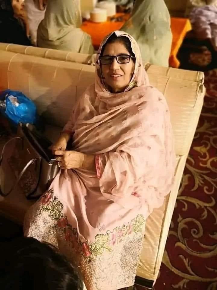 صدارتی تمغہ امتیاز کی اصل حق دار 

شاہدہ 1975 میں بیاہی اپنے سسرال آئ تو دیکھ کر حیران رہ گئی کہ وہ گاؤں کی پہلی بہو،خاتون ہے جو میٹرک پاس ہے اور گاؤں کے علاوہ مضافاتی علاقے میں  چھوٹی چھوٹی بستیوں میں بھی ابھی علم کی روشنی نہیں آئ.یہ وہ زمانہ تھا جب استانی اور نرس کے بارے میں