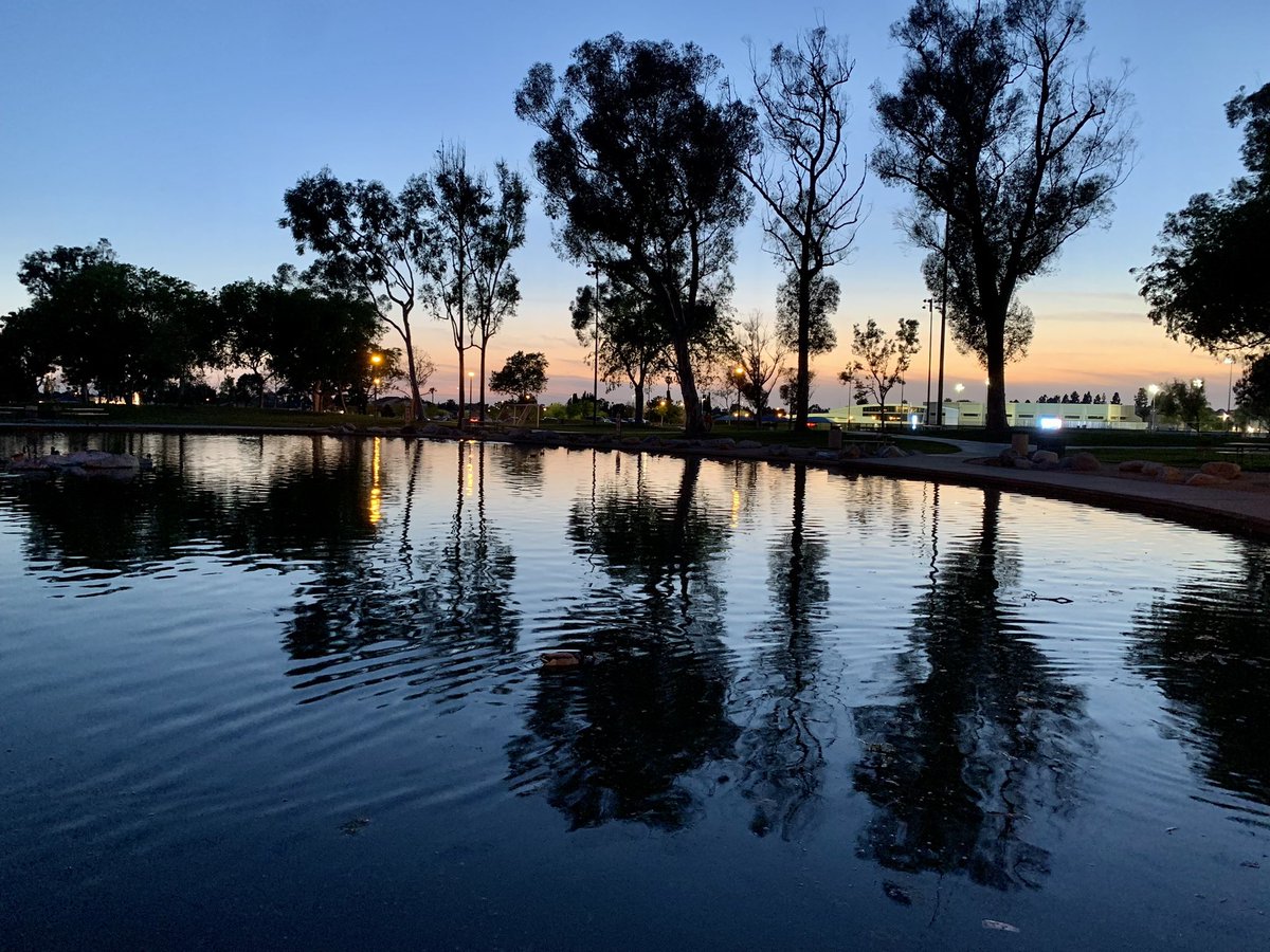andybiw's tweet photo. Never get tired of this view. #irvine #socal #sunset #friendsnight #loveit https://t.co/em87jgiHL2