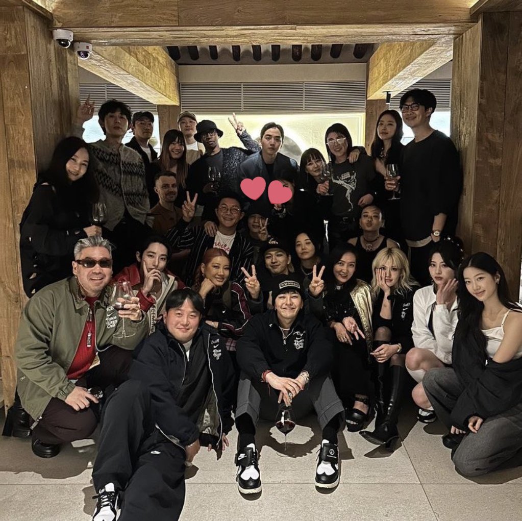 Vimin_9502's tweet photo. 우리 지미니 ~에 PEACEMINUSONE x NIKE 가족 저녁 🥹🫶🏻 그가 너무 즐거워하는 모습을 보니 행복하다 🩷

우리 우주 지민 💛
JIMIN JIMIN 💙
WE LOVE YOU JIMIN ❤️
JIMIN NO1 ON BBHOT100 🤩
#핫백1위_축하해지민아

Queens #LikeCrazy #SetMeFree_Pt2 of #Jimin_FACE by #JIMIN #BTSJIMIN (@BTS_twt) https://t.co/g7E1VYSfJW