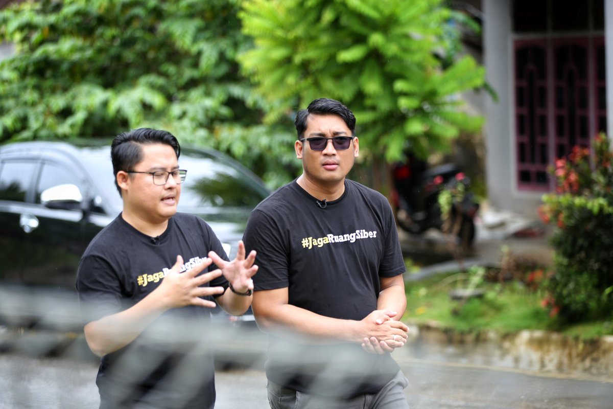 rahmaphoto's tweet photo. Behind the Scene
Photo saat Tapping PodkamSimas

Jangan lupa nonton ya seri 2 malam ini di youtube channel Badan Siber dan Sandi Negara, Pukul 20.30
#lemseg #bssn #podcast #hutsandi #kisahtanahjawa #omhao https://t.co/4xY33Mfsym