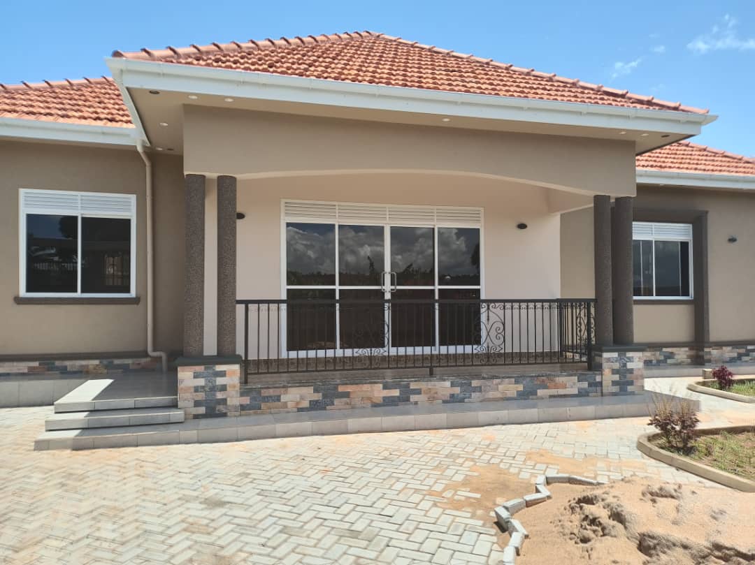shukranproperty's tweet photo. @wekesa_amos Brand New house available for sale.
♦️Located in Kigo on express highway.
♦️With #4bedrooms sitting and dining rooms open kitchen..with rich neighborhood.
♦️Seated on #13decimals with ready title..
Selling Price #480m for inspection call 0706592177 https://t.co/2DB5lkNzBc