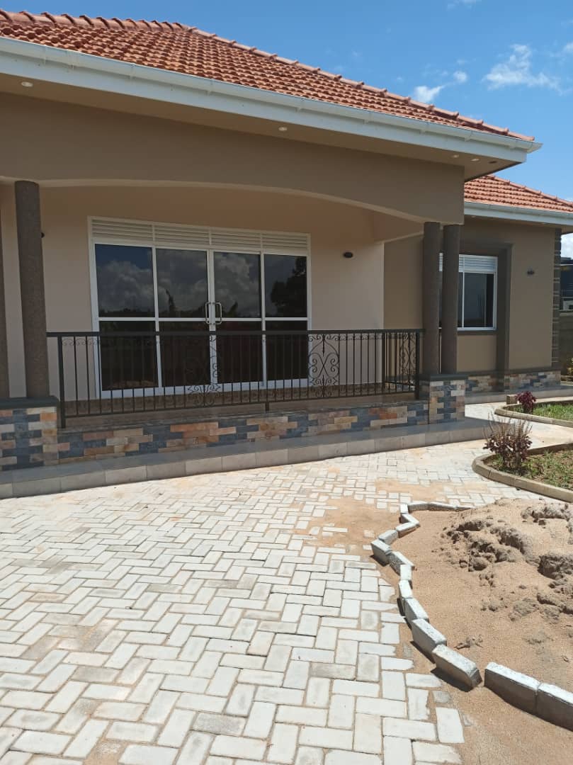 shukranproperty's tweet photo. @wekesa_amos Brand New house available for sale.
♦️Located in Kigo on express highway.
♦️With #4bedrooms sitting and dining rooms open kitchen..with rich neighborhood.
♦️Seated on #13decimals with ready title..
Selling Price #480m for inspection call 0706592177 https://t.co/2DB5lkNzBc