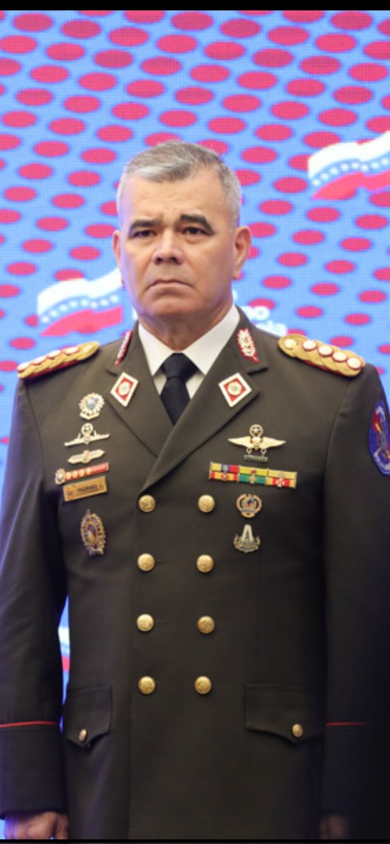 MundoIntensivo's tweet photo. Yo quiero ver preso a éste engendro del mal. Como pudo obtener tantas chapitas en un uniforme de nuestro ejercito liberador. Si Bolivar viviera tenganlo por seguro que hace rato lo hubiese fusilado por apatrida y ladrón. https://t.co/hMf92rwB8X