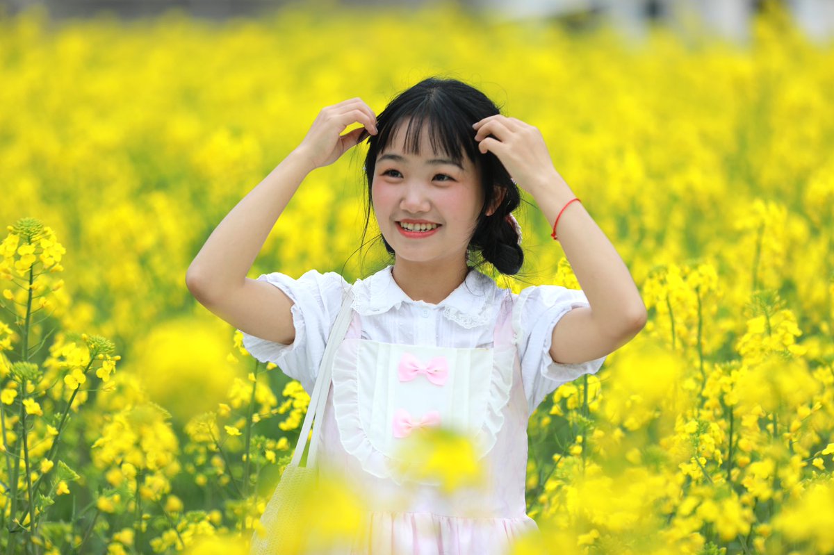 DiscoverGuizhou's tweet photo. #Rapeseed flowers form a beautiful 'golden sea'  in Liu Panshui, #Guizhou. Millions of blooming rapeseed flowers are attracting thousands of tourists and photographers. They have to be quick, the flowers will fade by the end of #April. https://t.co/0I2xIVUANZ