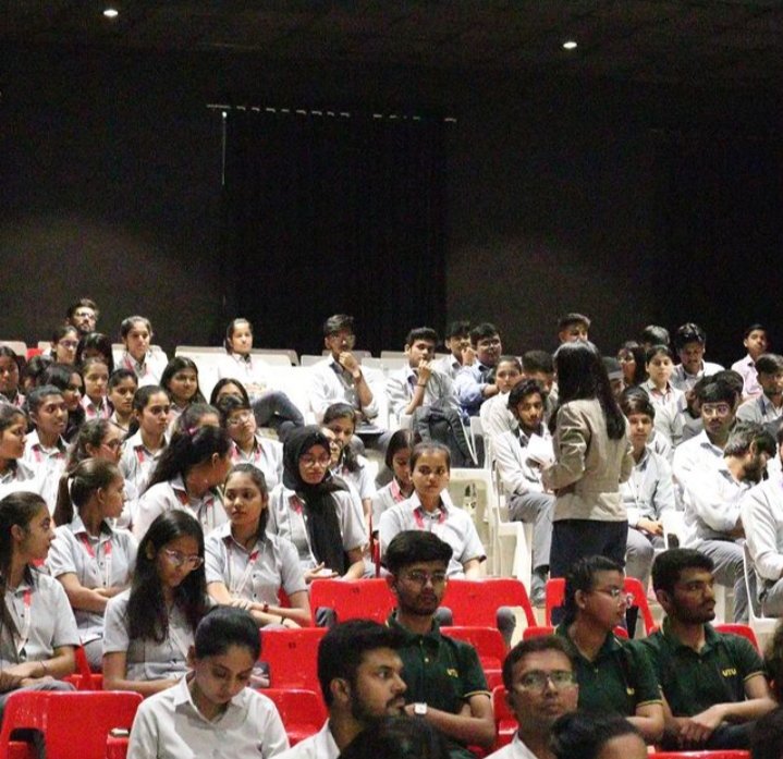 AniketV27489007's tweet photo. uTu , Department of Humanities organised " show hosting workshop"
6 Aprill 2023
Jazz Jagruti, Anchor
#utu
#hostingworkshop
#news
#jdhall https://t.co/edKGKB5WI2
