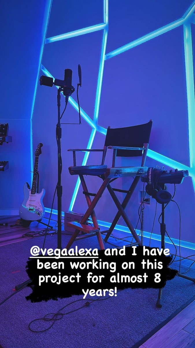 FansBTRmexico's tweet photo. #Carlos y #Alexa se ha reunido en el estudio con #Mafio. Menciona en su historia que han trabajado en este proyecto durante 8 años 😱.

¿Qué creen que sea? https://t.co/ygNBSydkDm