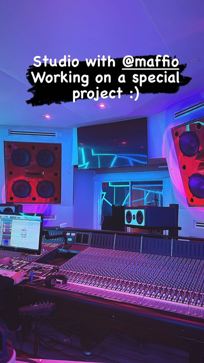 FansBTRmexico's tweet photo. #Carlos y #Alexa se ha reunido en el estudio con #Mafio. Menciona en su historia que han trabajado en este proyecto durante 8 años 😱.

¿Qué creen que sea? https://t.co/ygNBSydkDm