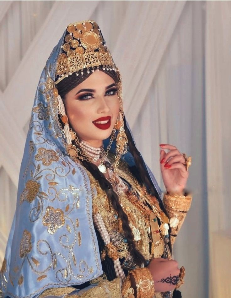 EyraDz's tweet photo. الدلالة العنابية الجزائرية🇩🇿 هي لباس تتزين به العروس العنابية وقت الحناء 
Dlala annabia algérienne🇩🇿
#تراث_الجزائر
#الجزائر
#عنابة
#algeria
#annaba
#Algerian_heritage
#dz https://t.co/KqBBPh25JS