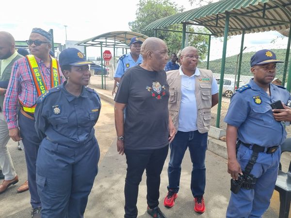 _ArriveAlive's tweet photo. Mpumalanga traffic officials visit Lebombo Border to inspect the Easter long weekend operations. https://t.co/53jItdHsPE #ArriveAlive #Easter #LebomboBorder #Mpumalanga https://t.co/J9hKfspSMe
