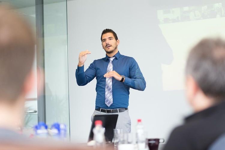 FutureLab_my's tweet photo. Are you an entrepreneur or looking to be an aspiring one? 🤔 Then you should know these awesome pitching hacks that will impress your future investors! 📈💰

#investor #investment https://t.co/rJLA0H4rZd