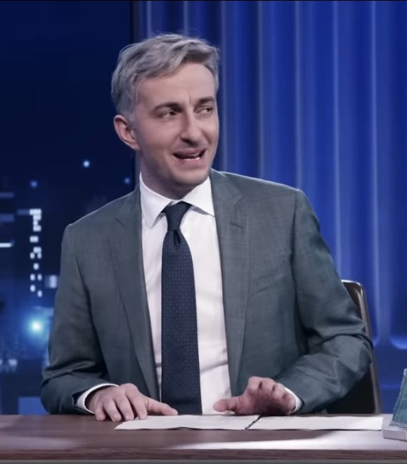Bastian_Laduga's tweet photo. Ist @janboehm (linkes Foto) der bessere @ulfposh?
Stimmen Sie JETZT ab ▶️ !!!
Ja, Leute! Der Jan ist wirklich der im linken Bild! Ihr könnt die beiden ganz einfach unterscheiden: Jan trägt meist #Schlips und tritt anderen auf denselben.
Ulf fährt seinen Porsche künftig mit eFuels und setzt auch beim Zeitungsvertrieb noch auf ein #Ausläufermodell:
Denn bedrucktes Papier bei #Tageszeitungen ist wie der #Verbrennermotor beim #Automobil, auch weil ein Verlag damit viel Geld verbrennt. #Mütze
(Fotos: Laduga/WELT/ZDF)