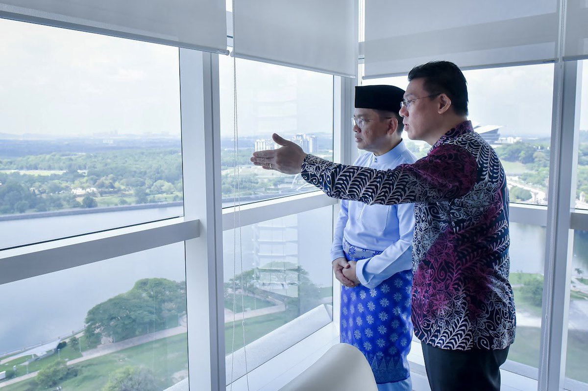 NgaKorMing's tweet photo. Pada hari jumaat yg penuh barakah ini, saya telah menerima kunjungan hormat YB Menteri agama Datuk Naim bin Mokhtar di pejabat Menteri @kpkt_gov. KPKT akan bekerjasama dgn JAWI dlm usaha kita mengisytiharkan jihad terhadap kekotoran supaya Malaysia bersih, indah dan sejahtera. https://t.co/SEWdI86xhB