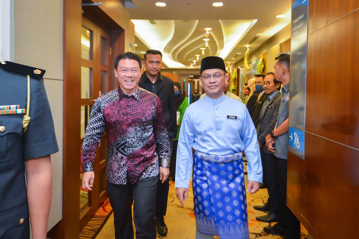 NgaKorMing's tweet photo. Pada hari jumaat yg penuh barakah ini, saya telah menerima kunjungan hormat YB Menteri agama Datuk Naim bin Mokhtar di pejabat Menteri @kpkt_gov. KPKT akan bekerjasama dgn JAWI dlm usaha kita mengisytiharkan jihad terhadap kekotoran supaya Malaysia bersih, indah dan sejahtera. https://t.co/SEWdI86xhB