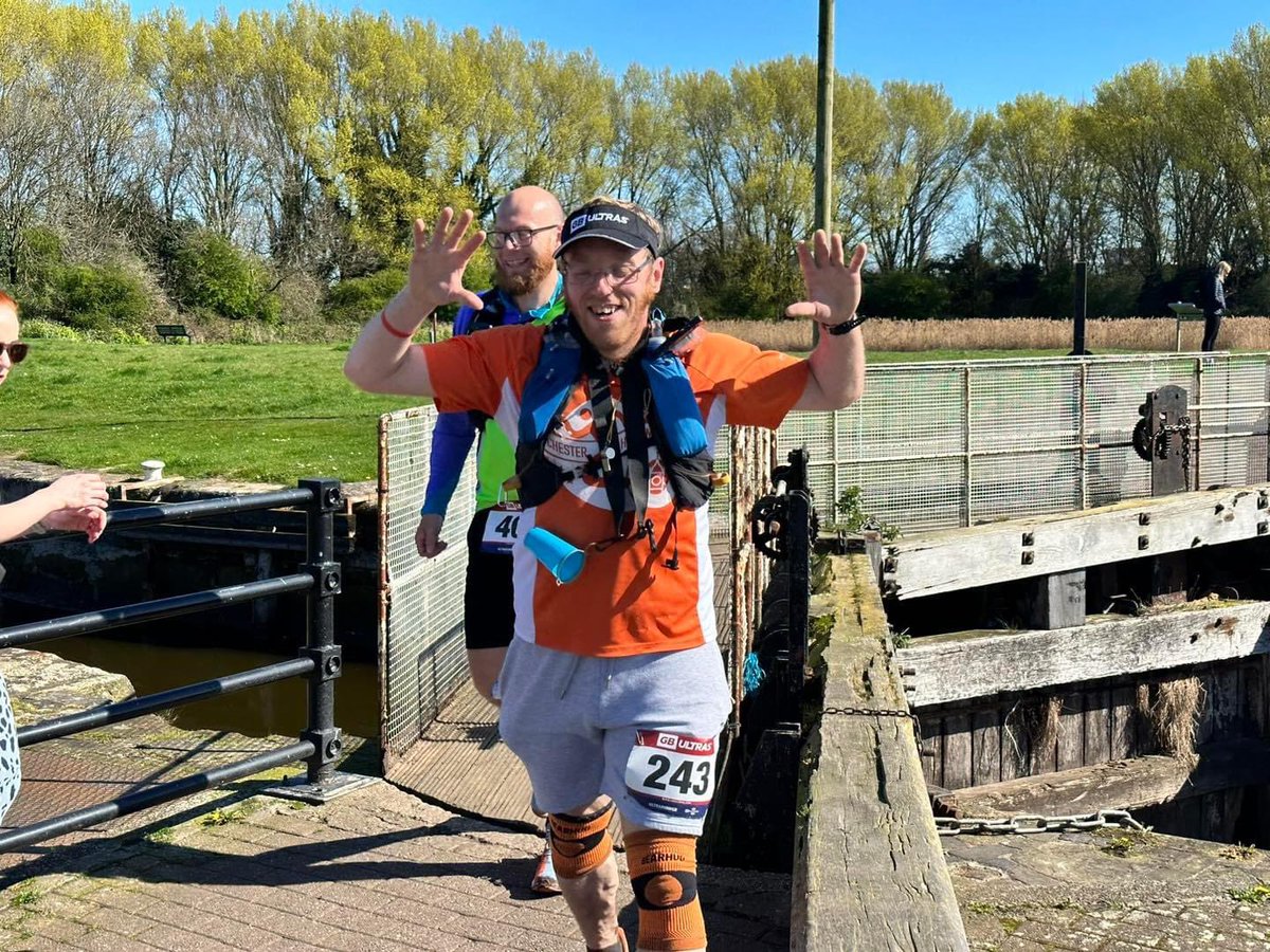 L2MUltra's tweet photo. Flying along and into checkpoint 4 at Spike Island 32 miles into the race. 

https://t.co/n5wuVffXWr

#GBUltras #TrailRunning #UltraRunning #UltraMarathon #GBRaceTracker #M2L #TailwindNutrition #erdingeralkoholfrei https://t.co/bdVPz6C1UU