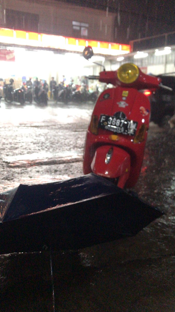 Mau iftar kehadang ujan 😥