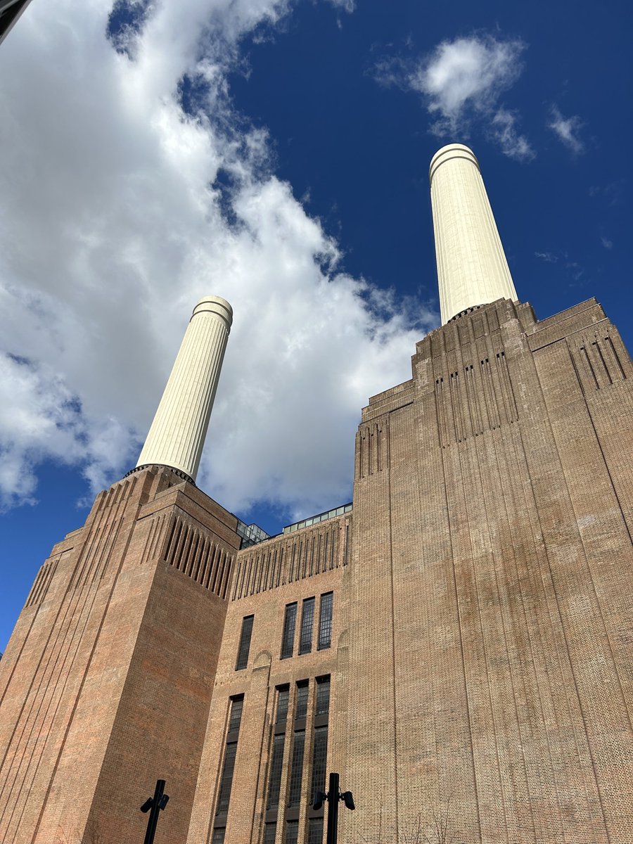 If pigs could fly, this is the place to see them ⁦<a href="/BatterseaPwrStn/">Battersea Power Station</a>⁩