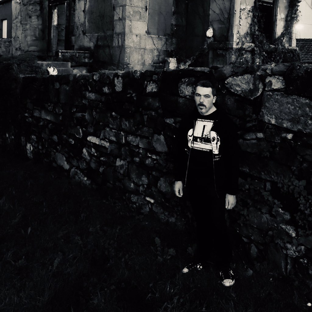 trajedesaliva's tweet photo. Mon &amp; los gatos.

#newalbum #trajedesaliva #maudthemoth #bordandoelmantoterrestre #darkambient #neoclassical #darkwave #spokenword #Vigo #ruina https://t.co/Jsv5UWb8UM