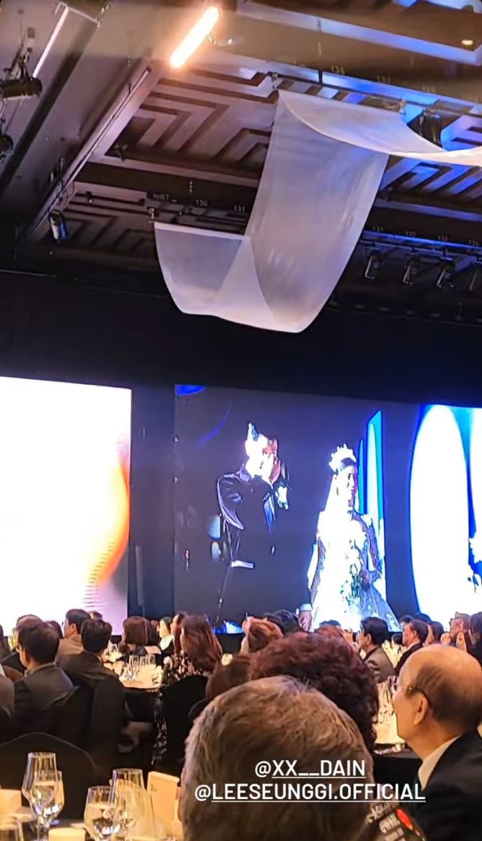 inquirerdotnet's tweet photo. CONGRATULATIONS, NEWLYWEDS! 🤍💍

LOOK: South Korean singer-actor Lee Seung-gi finally ties the knot with actress Lee Da-in on Friday, April 7. | 📷: Screengrab from Jimin Kim/Instagram Story https://t.co/FLuORDZsjM
