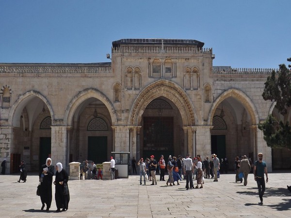 RisingKashmir's tweet image. #Israeli forces break up #worshippers near #AlAqsaMosque: Report

risingkashmir.com/israeli-forces…