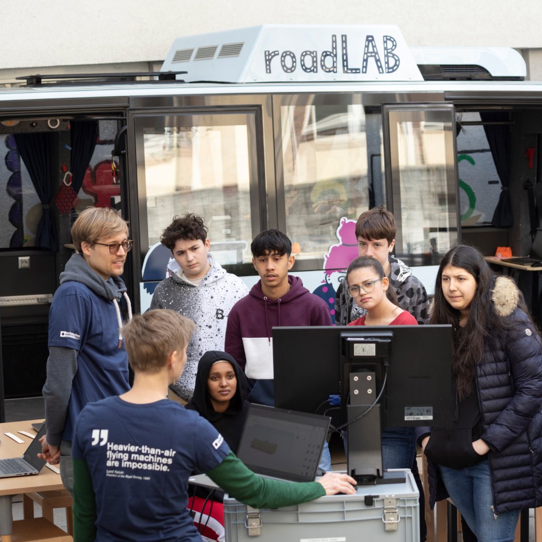 MakerFaireVIE's tweet photo. *MEET THE MAKERS*
Wusstet ihr, dass das #TechnischeMuseumWien mit einer mobilen digitalen Werkstatt in ganz Österreich unterwegs ist? Das #roadLAB 🚐 macht auch auf der #MakerFaireVienna Halt. 🤩
Fotos: Technisches Museum Wien/Martina Fließer https://t.co/cQ3jNKtkTK