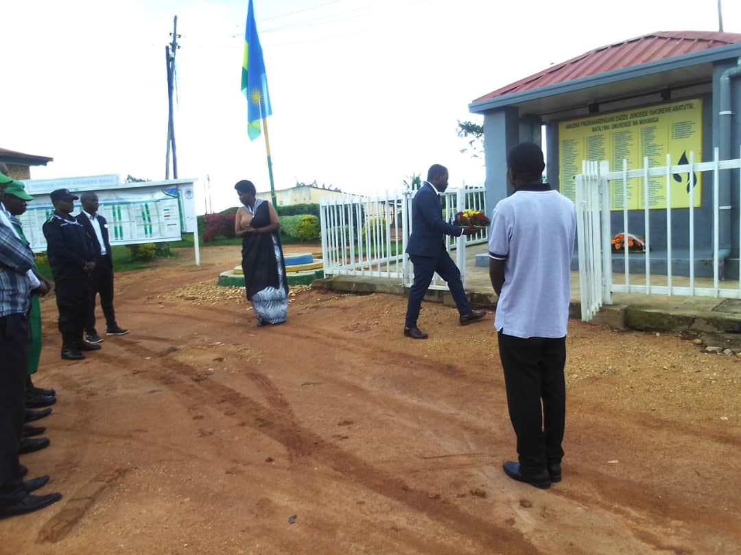 SectorMuhanga's tweet photo. Kwibuka ku nshuro ya 29 Jenocide yakorewe Abatutsi mu 1994 mu murenge wa Muhanga byatangijwe no kunamira no guha icyubahiro abatutsi bishwe muri jenocide mu 1994  bashyinguwe mu nzibutso. Twibuke Twiyubaka. https://t.co/p6PHPY003b