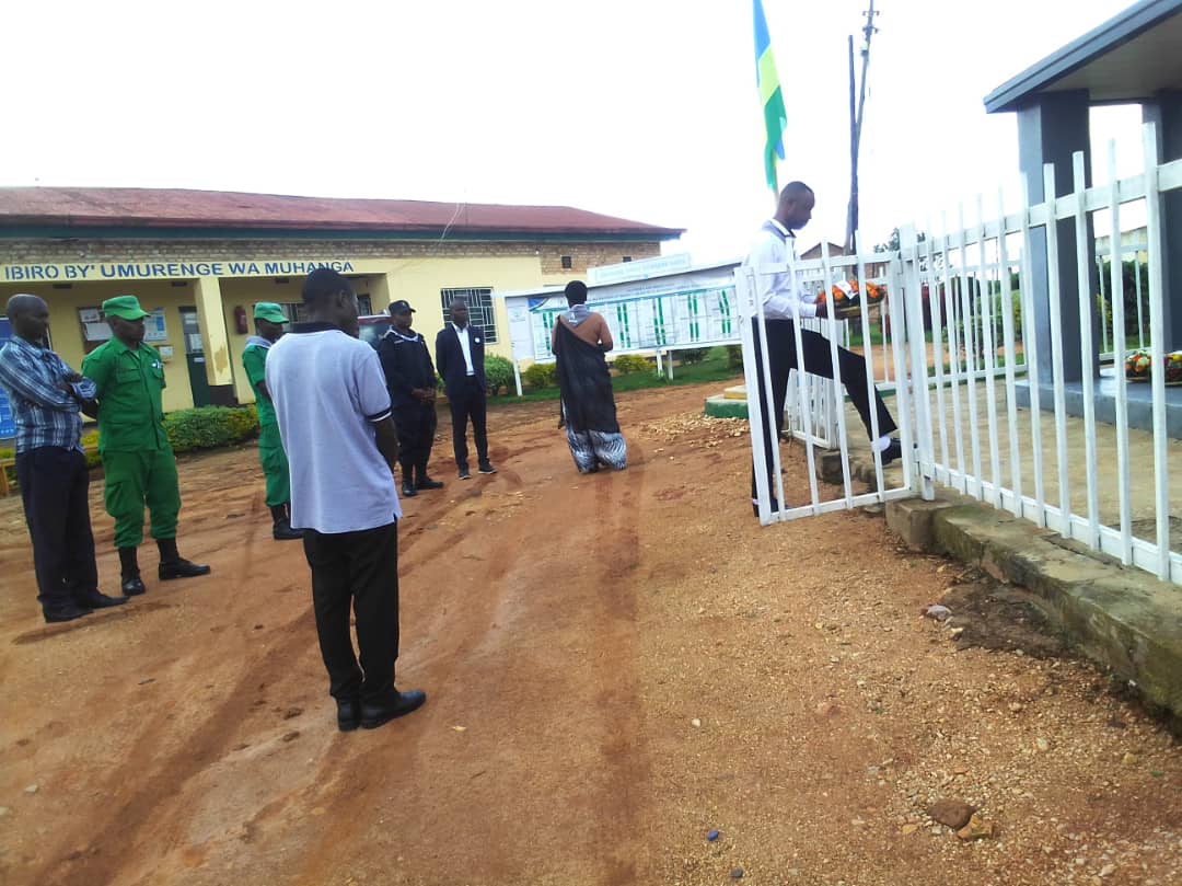 SectorMuhanga's tweet photo. Kwibuka ku nshuro ya 29 Jenocide yakorewe Abatutsi mu 1994 mu murenge wa Muhanga byatangijwe no kunamira no guha icyubahiro abatutsi bishwe muri jenocide mu 1994  bashyinguwe mu nzibutso. Twibuke Twiyubaka. https://t.co/p6PHPY003b