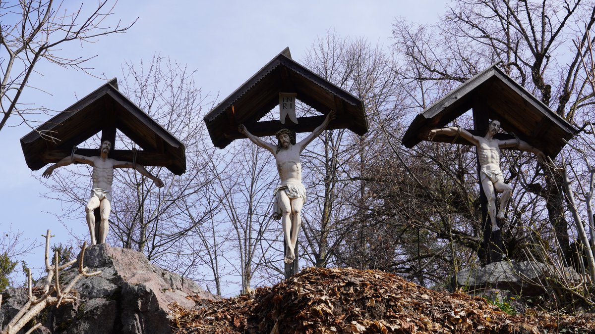 Besonders schön und empfehlenswert ist ein Oster-Spaziergang am Kastelruther Kalvarienberg (Kofel von Kastelruth): seiseralm-schlerngebiet.com/schlerngebiet/…