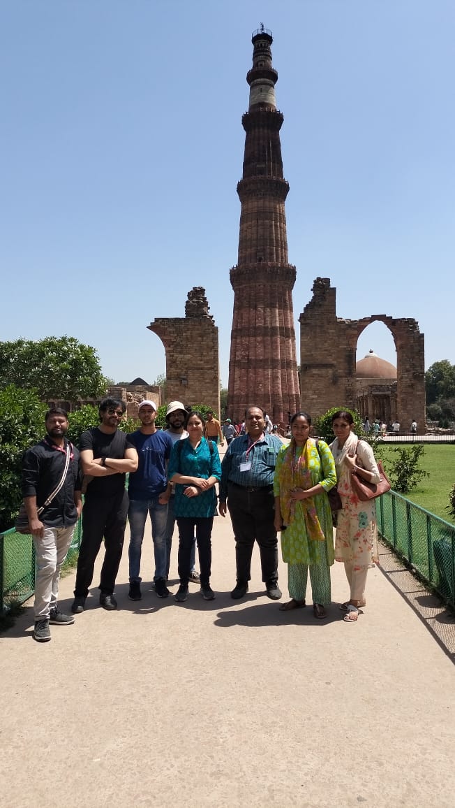 sumitthespeaker's tweet photo. Visited #QutubMinar with the students of PG Diploma Students of @ignca_delhi and saw minaret and victory tower that forms part of the #Qutbcomplex, which lies at the site in the Mehrauli area of South Delhi, India. #heritage #archeology #History #DelhiHeritage #architecture https://t.co/wjDYUc38wB