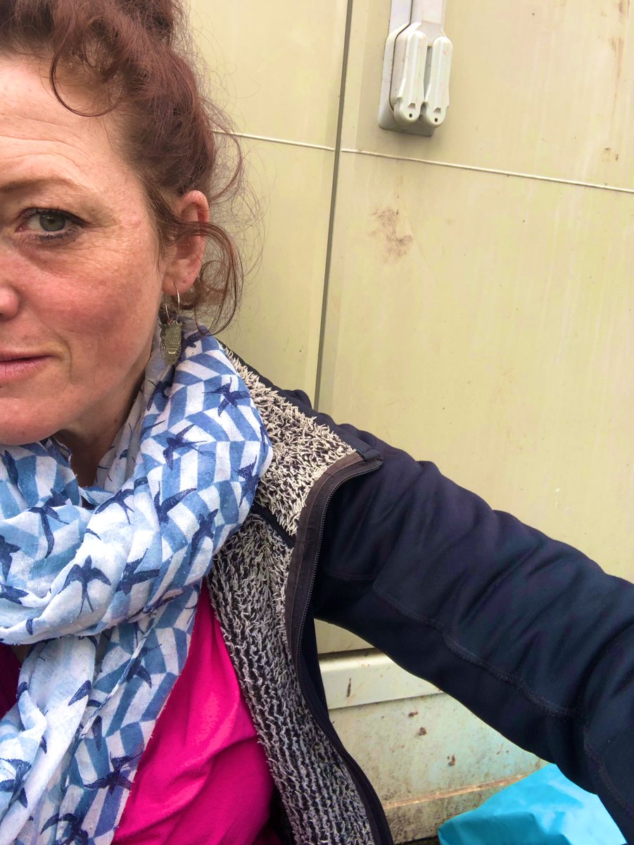 Wenn ich die Augenbraue hochziehe, bleiben die Augen offen. 
PS: brauche ein Sitzkissen.