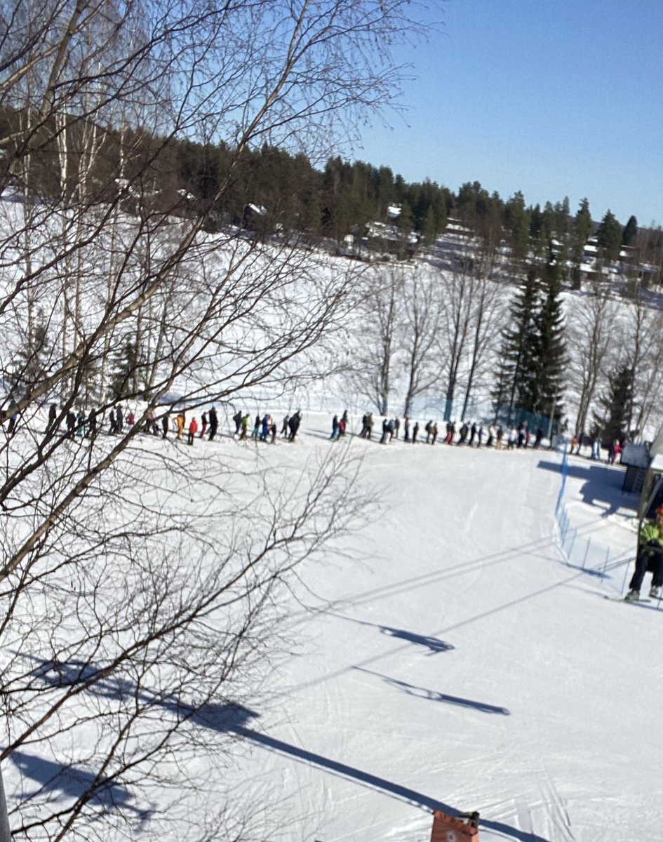 satulaakso's tweet image. Hoi @kuopiotahko. Vinkki parempaan #asiakaskokemus’een: Ruuhkaisille hisseille sinkkujono, joka aika monessa keskuksessa jo on. Nyt lähes jokainen tuoli on vajaatäytöllä. Sinkkujonosta saisi tuolit täyteen.  #jono