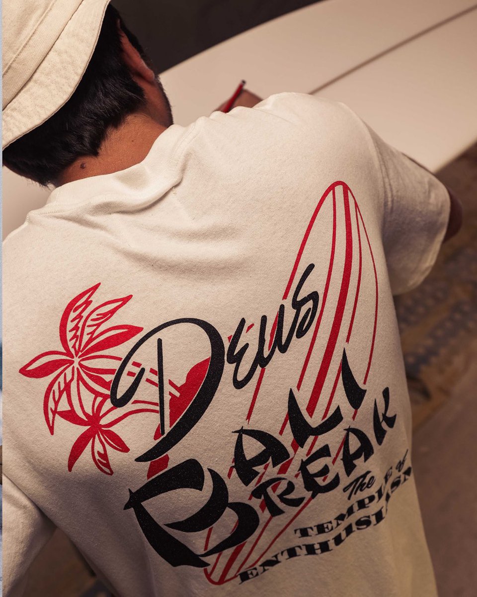 deus_japan's tweet photo. サーフィンと同じくらいファッションも大好きな ジャレッド・メル との限定アイテムの登場。
常に人々をHappy にするジャレッドのコレクションを身に纏えば、みなさんもHappy な日々を送れるはず!
詳細はこちら▶︎ https://t.co/KHfbxMVVTm
#Jaredmell #deusexmacha #デウス #デウスエクスマキナ https://t.co/471XhR2EBS