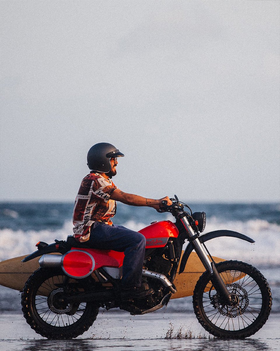deus_japan's tweet photo. サーフィンと同じくらいファッションも大好きな ジャレッド・メル との限定アイテムの登場。
常に人々をHappy にするジャレッドのコレクションを身に纏えば、みなさんもHappy な日々を送れるはず!
詳細はこちら▶︎ https://t.co/KHfbxMVVTm
#Jaredmell #deusexmacha #デウス #デウスエクスマキナ https://t.co/471XhR2EBS