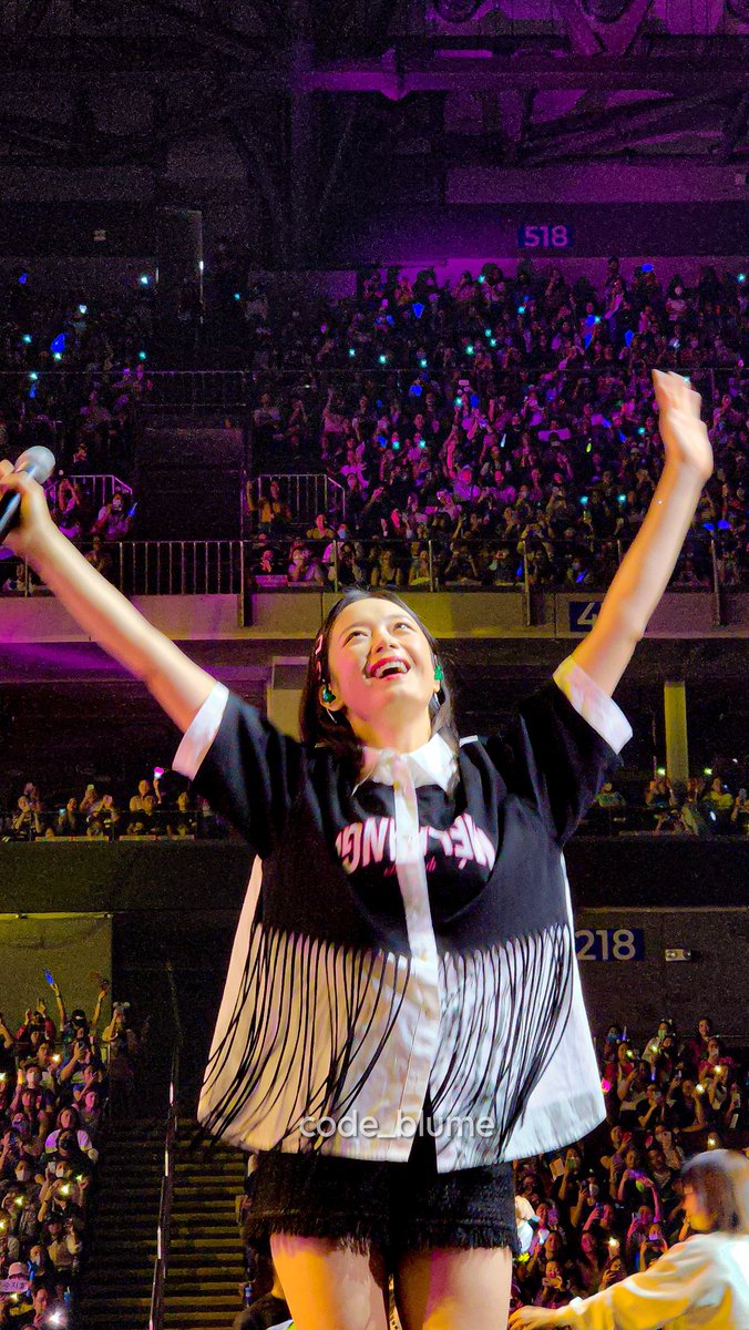 code_blume's tweet photo. My favorite Somin shot 😍 This was during encore nung nag-iikot siya para magpasalamat sa lahat. Luckily tumapat siya samin and 📸 perfect shot!! 🥹
Happy birthday to our kwiyeoun dorai Jeon So Min! 🐸👸🏻💝
#SpringSunshineSomin
#HappySominDay
#RUNNINGMANinMANILA https://t.co/hm17N4d8Dv