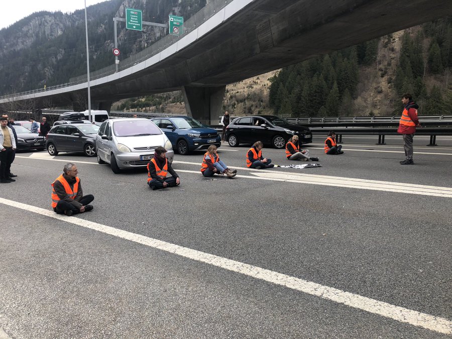 marko_kovic's tweet photo. Hey @Renovate_CH, die meisten Leute in den Autos sind Arbeiter*innen, die für ein paar Tage aus dem zermürbenden Arbeits-Hamsterrad raus wollen. Ihr bestraft sie hier für ein systemisches Problem, an dem sie nicht schuld sind. Damit tretet ihr unsolidarisch nach unten. https://t.co/MJVDxmRHts