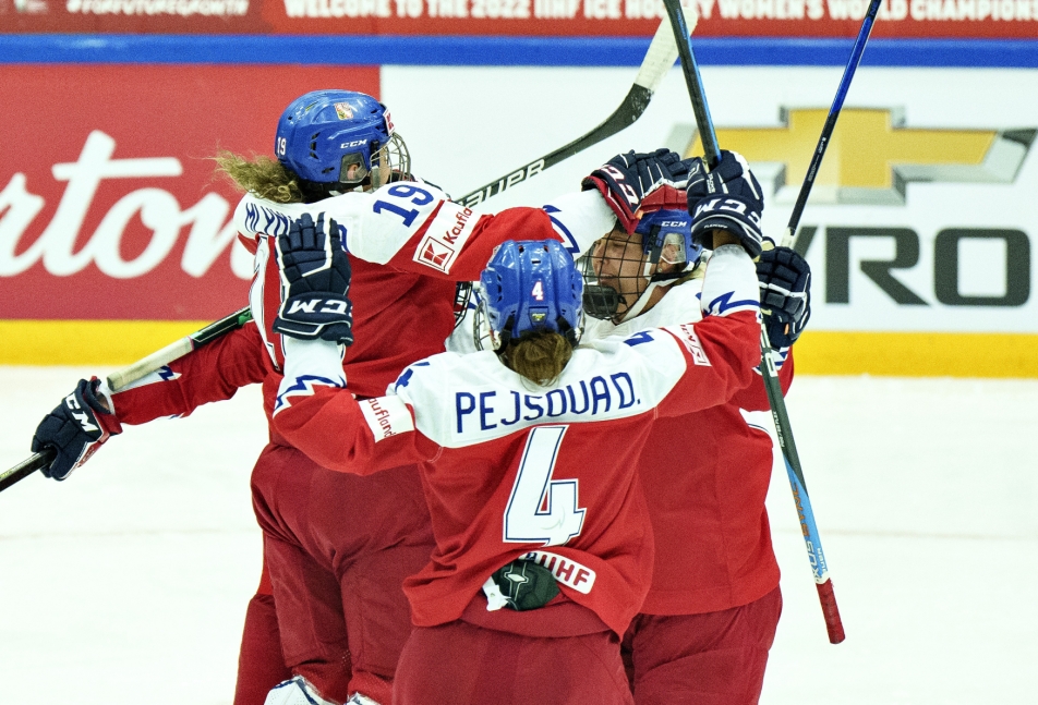 Velká premiéra. Duel českých hokejistek s Kanadou odkomentuje na ČT sport Darina Vymětalíková. Ve veřejnoprávním éteru se na takovéto vrcholné akci jedná pro ženskou komentátorku o úplnou premiéru.📺👩🏒

Podrobnosti👉 sport.ceskatelevize.cz/clanek/hokej/v…
