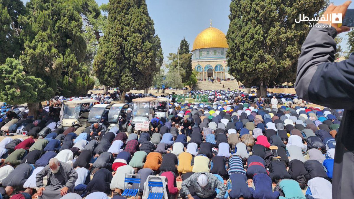islamasalya88's tweet photo. İşgalcilerin tüm kısıtlamalarına rağmen 135 binden fazla Müslüman, Cuma namazını Mescid-i Aksa'da kıldı. Elhamdülillah https://t.co/ZSORy77FWK